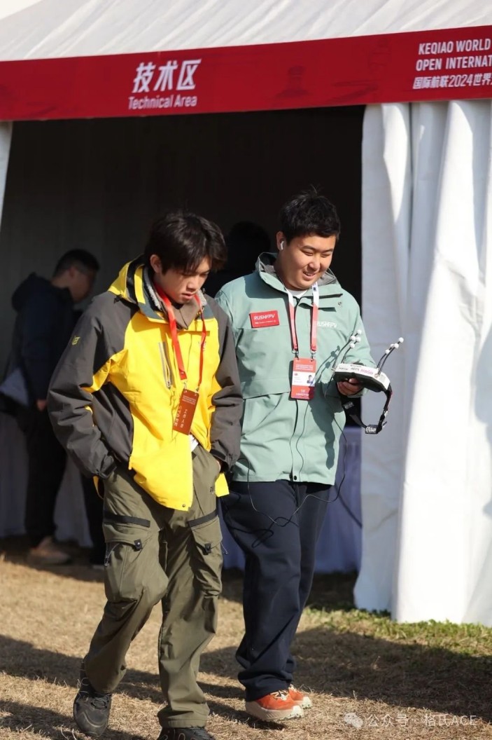 左云飛屹、右李冠辰